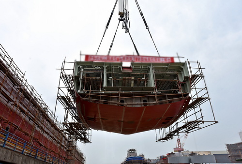 江阴顺泰“泓邦消拖18”上船台-压缩.JPG