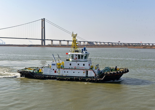 宁波油港轮驳3680kW油电并联式混合动力全回转拖船.jpg
