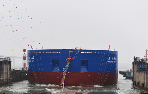 1.2k1号船下水-压缩.jpg
