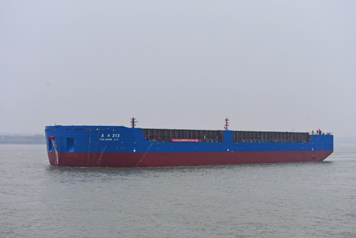 益驳313下水-压缩.jpg