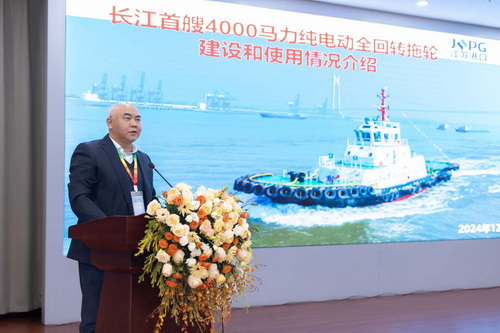 （图12 南京港集团有限公司轮驳分公司总经理潘大海分享交流）-压缩.jpg