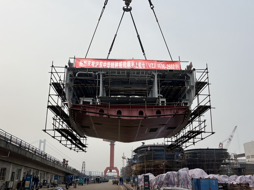 沪东中华2#上船台-压缩.jpg