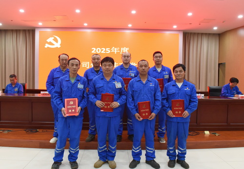 图6     表彰优秀共产党员.jpg